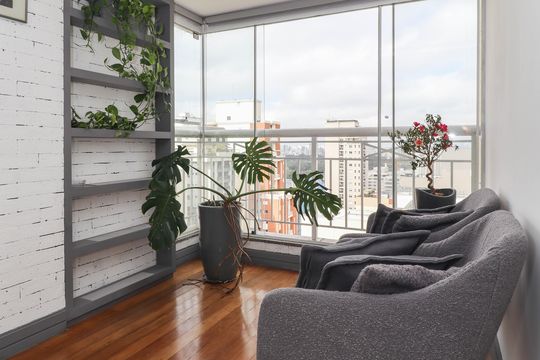 Comprar apartamento mobiliado de 2 quartos no Jardim Paulista com varanda e pets permitidos. — Varanda da Sala