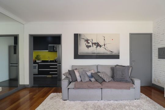 Comprar apartamento mobiliado de 2 quartos no Jardim Paulista com varanda e pets permitidos. — Sala