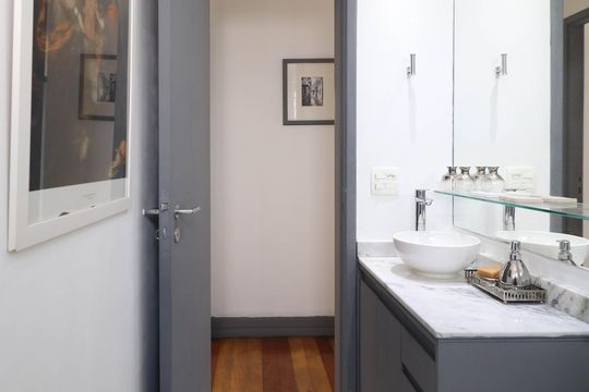 Comprar apartamento mobiliado de 2 quartos no Jardim Paulista com varanda e pets permitidos. — Banheiro