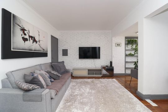 Comprar apartamento mobiliado de 2 quartos no Jardim Paulista com varanda e pets permitidos. — Sala