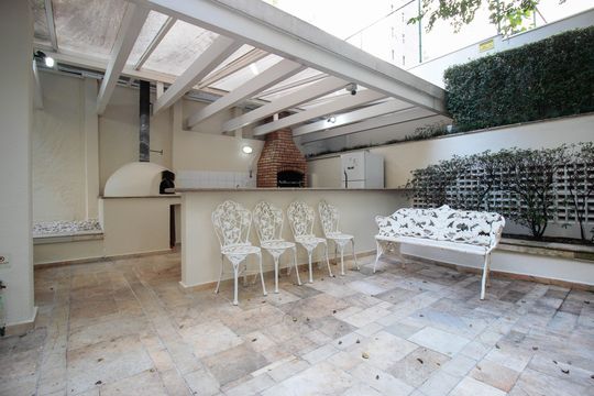 Comprar apartamento mobiliado de 2 quartos no Jardim Paulista com varanda e pets permitidos. — Área comum - Churrasqueira