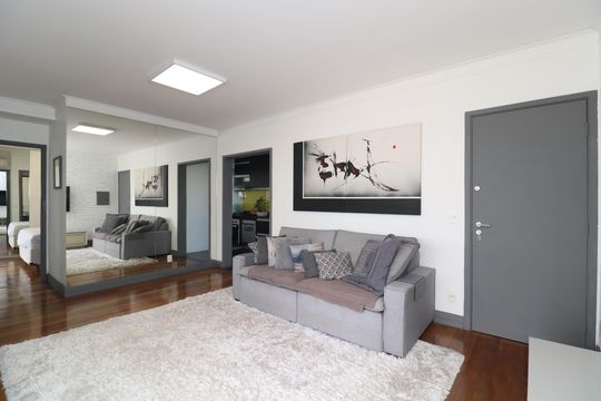 Comprar apartamento mobiliado de 2 quartos no Jardim Paulista com varanda e pets permitidos. — Sala