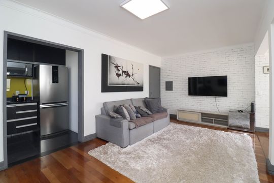 Comprar apartamento mobiliado de 2 quartos no Jardim Paulista com varanda e pets permitidos. — Sala