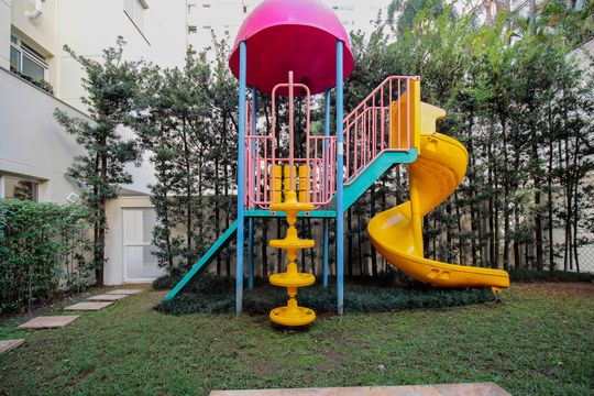 Comprar apartamento mobiliado de 2 quartos no Jardim Paulista com varanda e pets permitidos. — Área comum - Playground