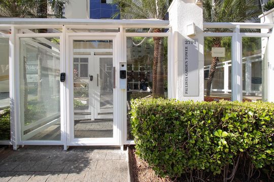 Comprar apartamento mobiliado de 2 quartos no Jardim Paulista com varanda e pets permitidos. — Fachada