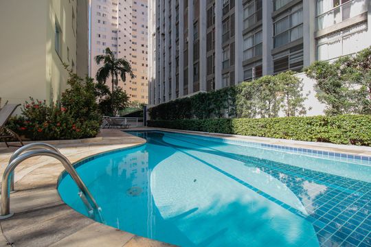 Comprar apartamento mobiliado de 2 quartos no Jardim Paulista com varanda e pets permitidos. — Piscina