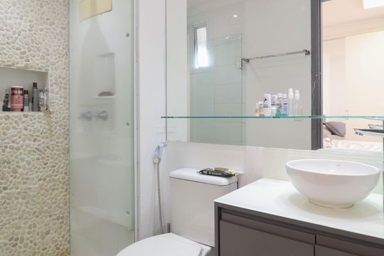 Comprar apartamento mobiliado de 2 quartos no Jardim Paulista com varanda e pets permitidos. — Banheiro da Suíte