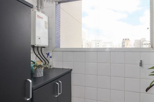 Comprar apartamento mobiliado de 2 quartos no Jardim Paulista com varanda e pets permitidos. — Área de Serviço