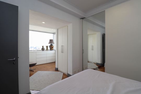 Comprar apartamento mobiliado de 2 quartos no Jardim Paulista com varanda e pets permitidos. — Suíte