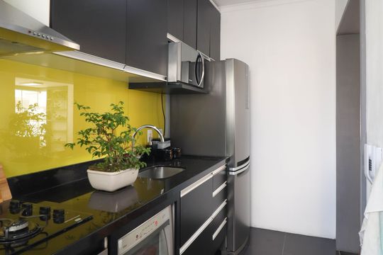 Comprar apartamento mobiliado de 2 quartos no Jardim Paulista com varanda e pets permitidos. — Cozinha