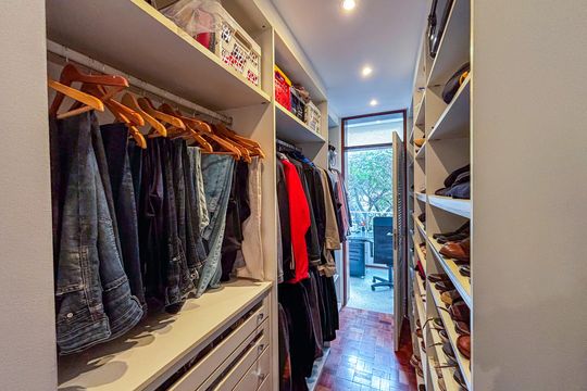 Venda de apartamento com 3 quartos. Oportunidades únicas de venda. — Closet da Suíte