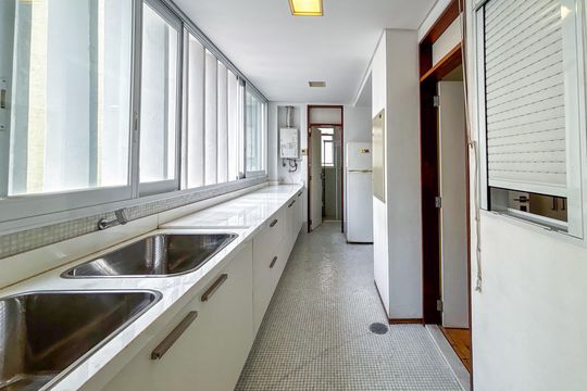 Venda de apartamento com 3 quartos. Oportunidades únicas de venda. — Área de serviço