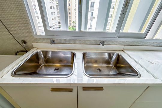 Venda de apartamento com 3 quartos. Oportunidades únicas de venda. — Área de serviço