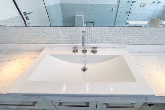 Venda de apartamento com 3 quartos. Oportunidades únicas de venda. — Banheiro da Suíte