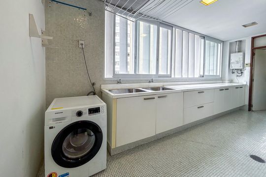Venda de apartamento com 3 quartos. Oportunidades únicas de venda. — Área de serviço