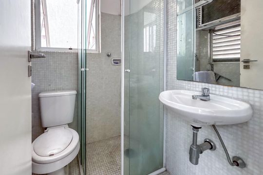 Venda de apartamento com 3 quartos. Oportunidades únicas de venda. — Banheiro de serviço