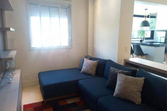 Comprar apartamento na Lapa: 2 quartos, varanda gourmet, piscina e churrasqueira no condomínio. Mobiliado. — foto 2