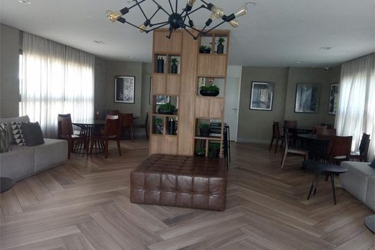 Comprar apartamento na Lapa: 2 quartos, varanda gourmet, piscina e churrasqueira no condomínio. Mobiliado. — foto 3