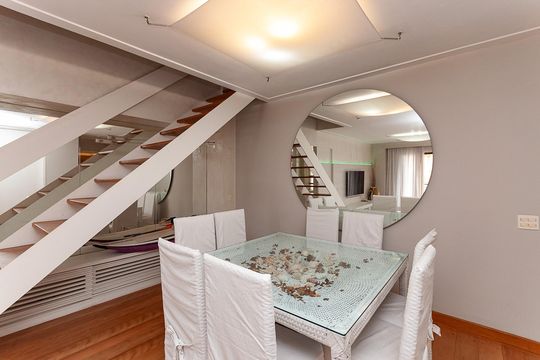 Apartamento mobiliado para comprar com 4 suítes, varanda, closet e garden. — Sala