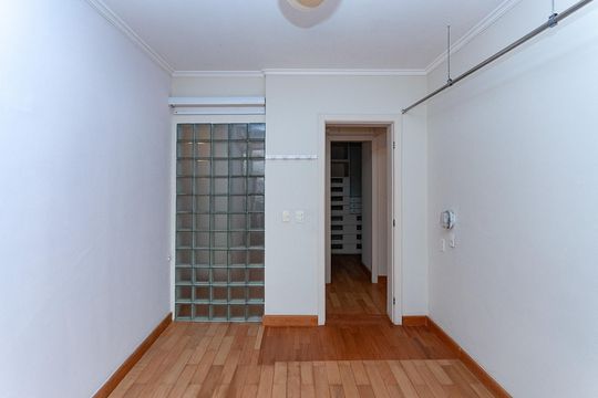 Apartamento mobiliado para comprar com 4 suítes, varanda, closet e garden. — Closet Suíte 1