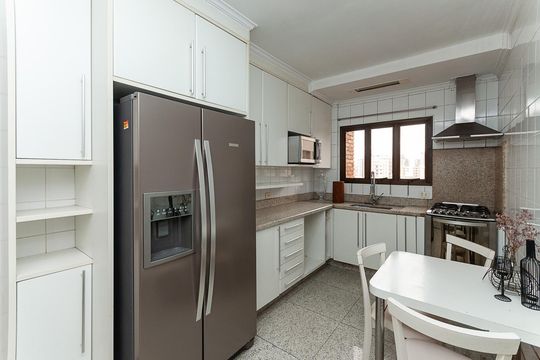 Apartamento mobiliado para comprar com 4 suítes, varanda, closet e garden. — Cozinha