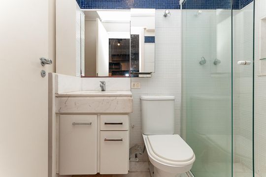 Apartamento mobiliado para comprar com 4 suítes, varanda, closet e garden. — Banheiro da Suíte 2