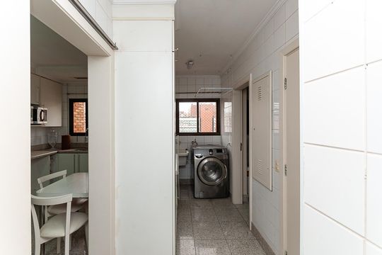 Apartamento mobiliado para comprar com 4 suítes, varanda, closet e garden. — Área de Serviço