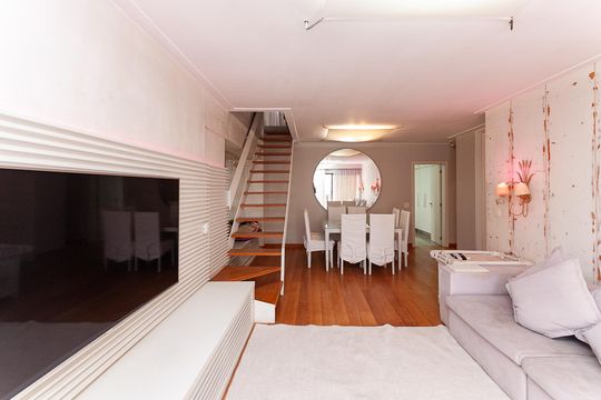 Apartamento mobiliado para comprar com 4 suítes, varanda, closet e garden. — Sala