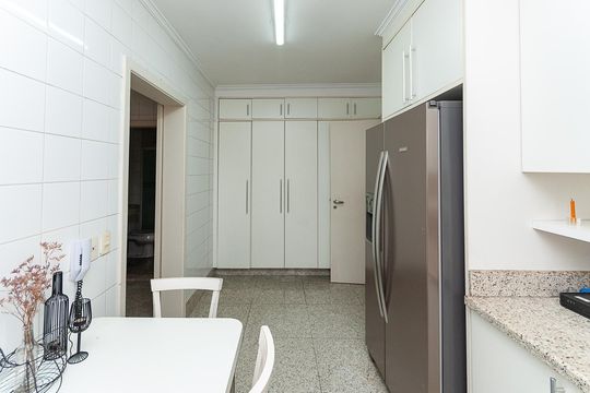 Apartamento mobiliado para comprar com 4 suítes, varanda, closet e garden. — Cozinha