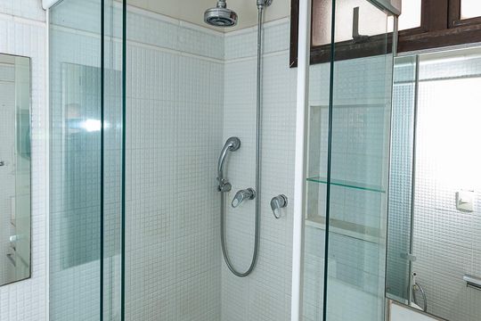 Apartamento mobiliado para comprar com 4 suítes, varanda, closet e garden. — Banheiro da Suíte 3