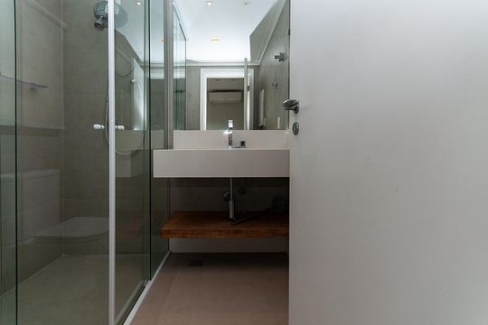 Apartamento mobiliado para comprar com 4 suítes, varanda, closet e garden. — Banheiro Suíte Cobertura