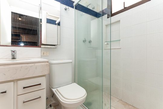 Apartamento mobiliado para comprar com 4 suítes, varanda, closet e garden. — Banheiro da Suíte 2