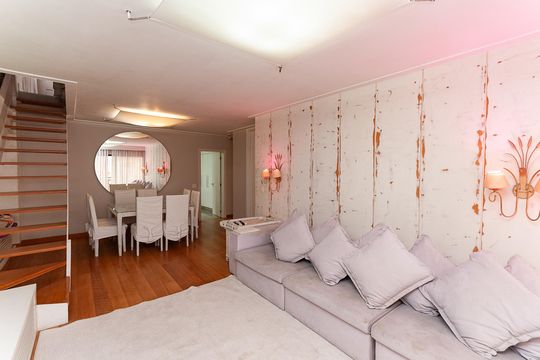 Apartamento mobiliado para comprar com 4 suítes, varanda, closet e garden. — Sala