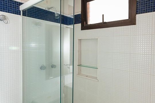 Apartamento mobiliado para comprar com 4 suítes, varanda, closet e garden. — Banheiro da Suíte 2
