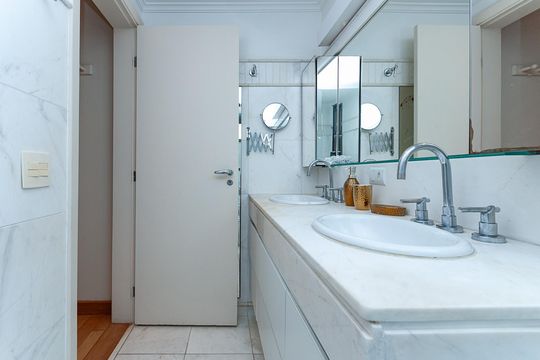 Apartamento mobiliado para comprar com 4 suítes, varanda, closet e garden. — Banheiro da Suíte 1