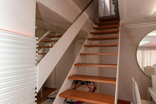 Apartamento mobiliado para comprar com 4 suítes, varanda, closet e garden. — Escada