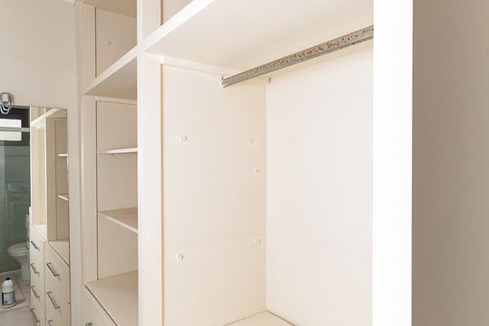 Apartamento mobiliado para comprar com 4 suítes, varanda, closet e garden. — Closet Suíte 2