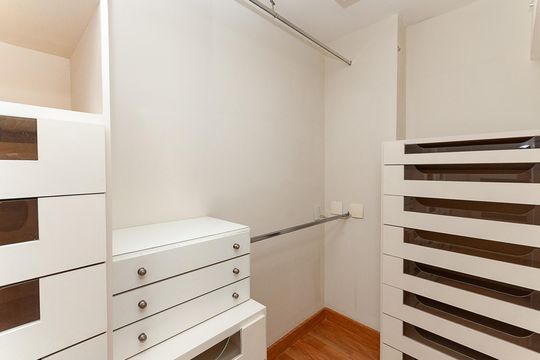 Apartamento mobiliado para comprar com 4 suítes, varanda, closet e garden. — Closet QSuíte 1