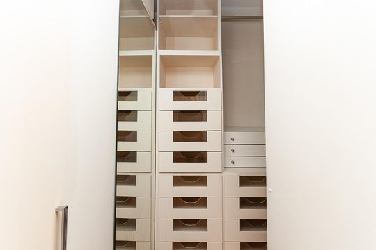 Apartamento mobiliado para comprar com 4 suítes, varanda, closet e garden. — Closet Suíte 1