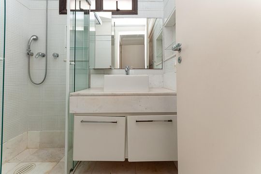 Apartamento mobiliado para comprar com 4 suítes, varanda, closet e garden. — Banheiro da Suíte 3