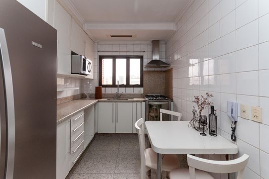 Apartamento mobiliado para comprar com 4 suítes, varanda, closet e garden. — Cozinha