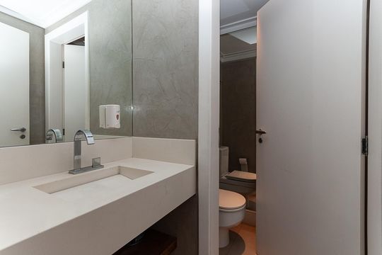 Apartamento mobiliado para comprar com 4 suítes, varanda, closet e garden. — Lavabo