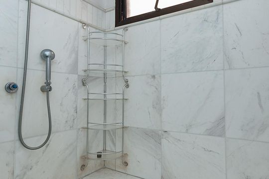 Apartamento mobiliado para comprar com 4 suítes, varanda, closet e garden. — Banheiro da Suíte 1