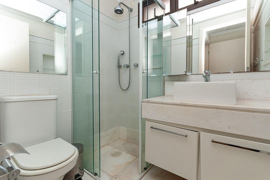 Apartamento mobiliado para comprar com 4 suítes, varanda, closet e garden. — Banheiro da Suíte 3