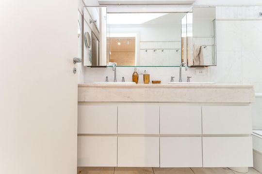 Apartamento mobiliado para comprar com 4 suítes, varanda, closet e garden. — Banheiro da Suíte 1