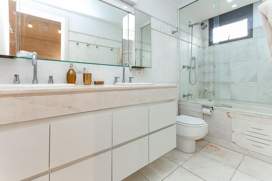 Apartamento mobiliado para comprar com 4 suítes, varanda, closet e garden. — Banheiro da Suíte 1