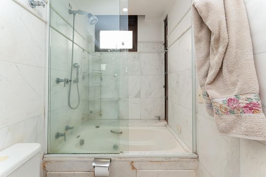 Apartamento mobiliado para comprar com 4 suítes, varanda, closet e garden. — Banheiro da Suíte 1