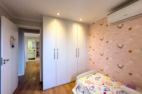 Venda de apartamento mobiliado com 4 quartos, 1 suíte, varanda e churrasqueira no condomínio. — Quarto 2