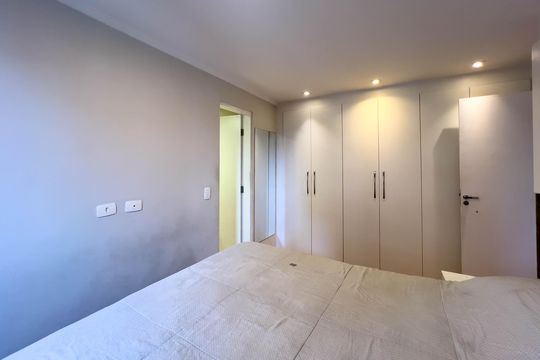 Venda de apartamento mobiliado com 4 quartos, 1 suíte, varanda e churrasqueira no condomínio. — Suíte