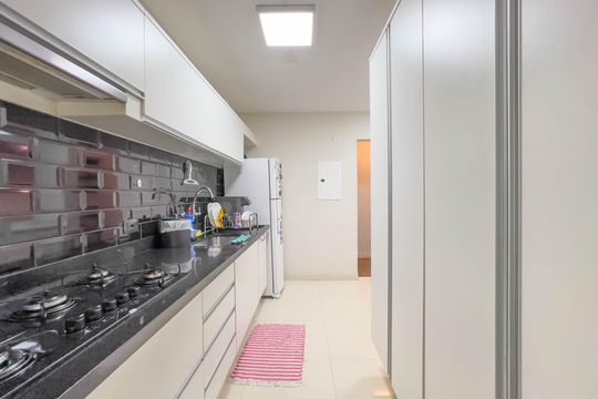 Venda de apartamento mobiliado com 4 quartos, 1 suíte, varanda e churrasqueira no condomínio. — Cozinha e área de serviço